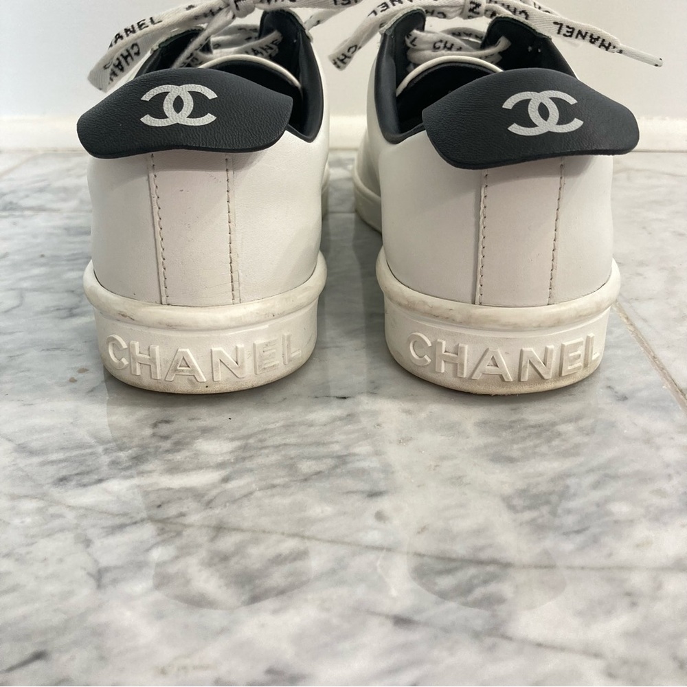CHANEL Weekend Logo CC White Black Lagerfeld Leather Sneakers - Picture 12 of 14